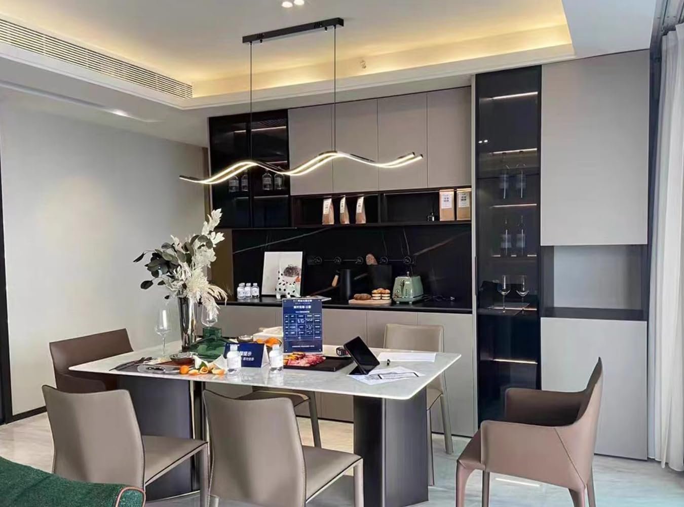 Salle à manger, meuble chambre, lit adulte, lit avec rangement, armoire dressing, commode design, table de chevet, décoration chambre, aménagement chambre, chambre moderne, chambre cocooning, idée déco chambre, meuble chambre pas cher